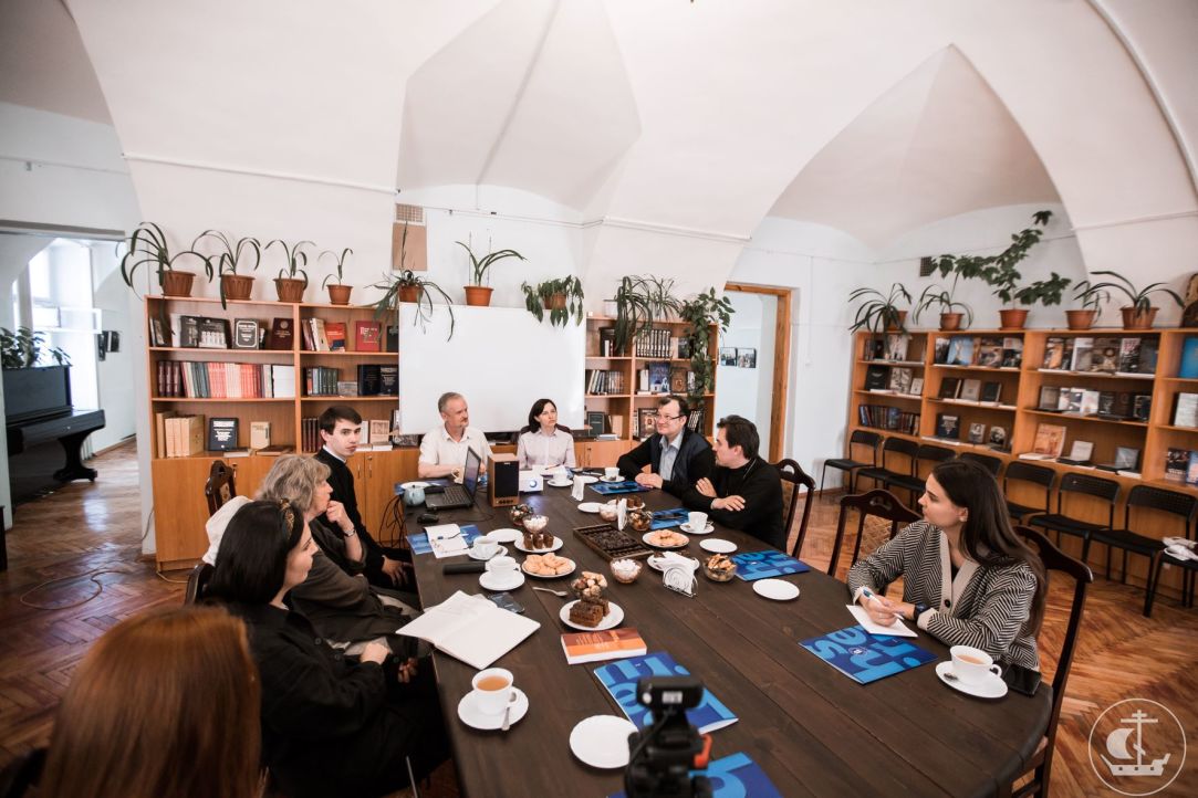 Члены проектной группы «Право и искусство» на круглом столе в формате форсайт-сессии «Церковное право и культура»