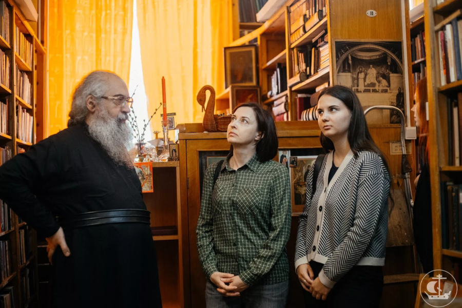 Участники проектной группы «Право и искусство» посетили библиотеку Санкт-Петербургской духовной академии