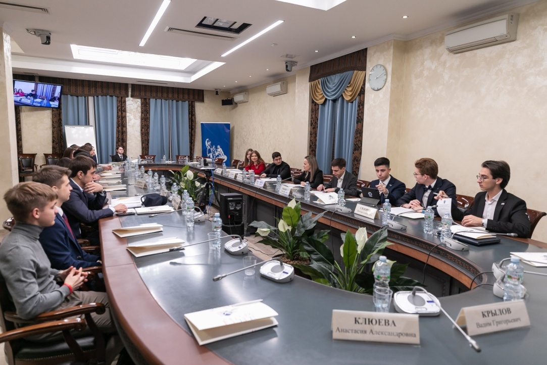 Иллюстрация к новости: Представители СНО на круглом столе в Общественной палате Российской Федерации