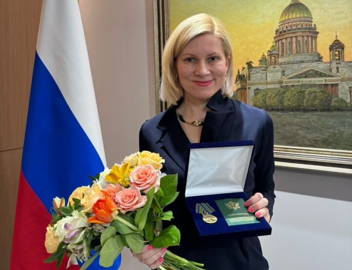 Руководитель департамента международного права Вера Русинова и аспирант Мария Иманалиева получили медали Министерства юстиции