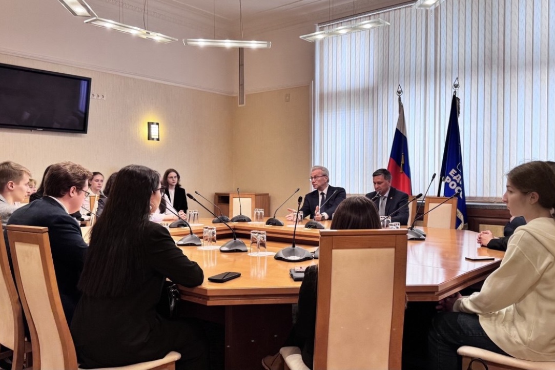 Студенты факультета права НИУ ВШЭ посетили Государственную Думу Студенты факультета права НИУ ВШЭ посетили Государственную Думу